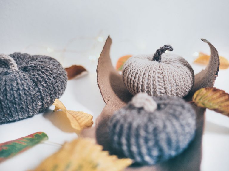Gehäkelte Kürbisse - Herbst Dekor - Handgemachte Herbstakzente - Rustikales Erntedankmittelstück - Plüsch-Halloween-Dekoration
