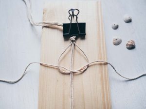 DIY Makramee Armband aus Kreuzknoten mit Muscheln und Perlen - Yeah Handmade