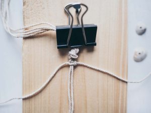 DIY Makramee Armband aus Kreuzknoten mit Muscheln und Perlen - Yeah Handmade