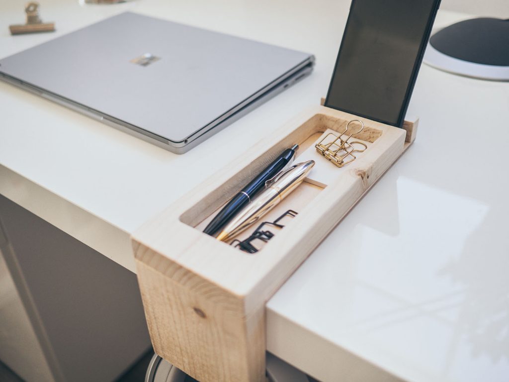 Homeoffice Gadget: Schreibtisch Organizer aus Holz für Stifte, Smartphone und Kopfhörer selber machen