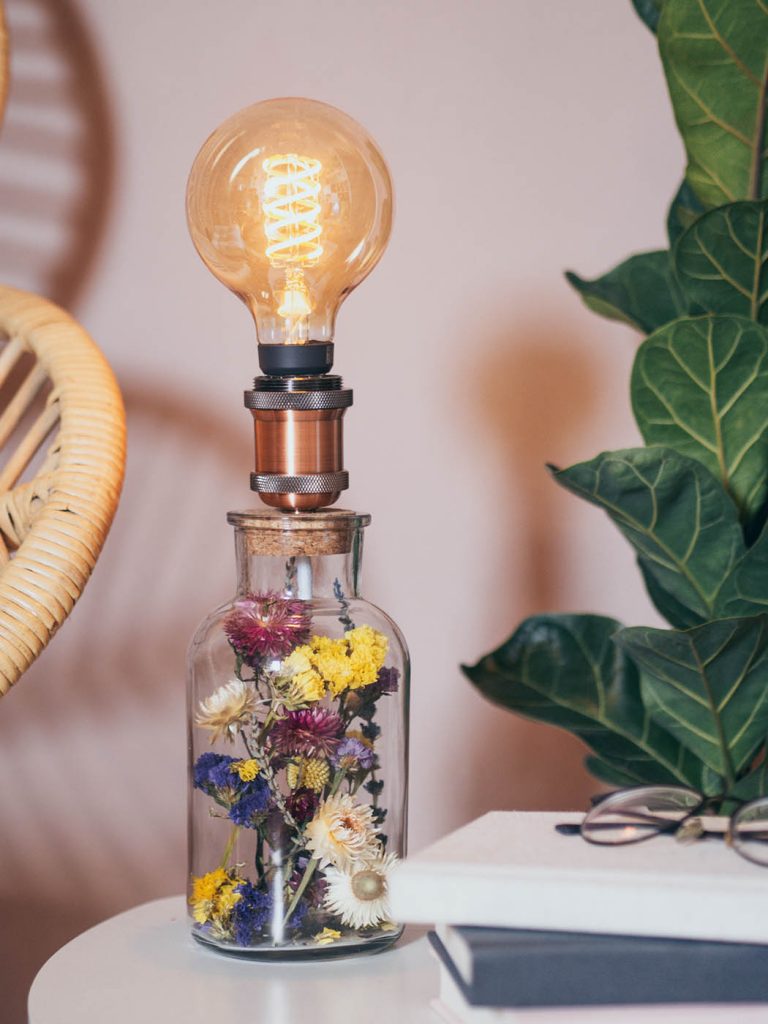 Tischlampe aus Apothekerglas und Trockenblumen selber bauen, Flaschenlampe, Leuchte, Tischleuchte selber machen